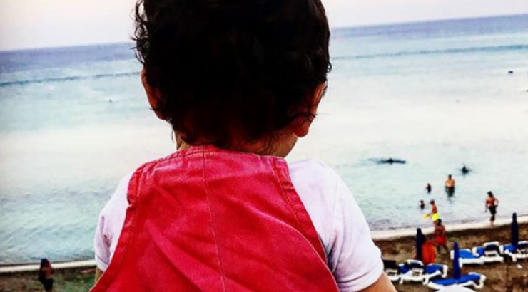 Ζευγάρι της κυπριακής showbiz ένα χρόνο μετά τον ερχομό της κόρη του ανεβαίνει τα σκαλιά της εκκλησίας!