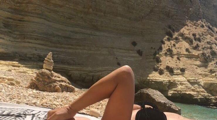 Η Μαρία Κορινθίου κάνει ηλιοθεραπεία με στρινγκ μαγιό! [εικόνα]