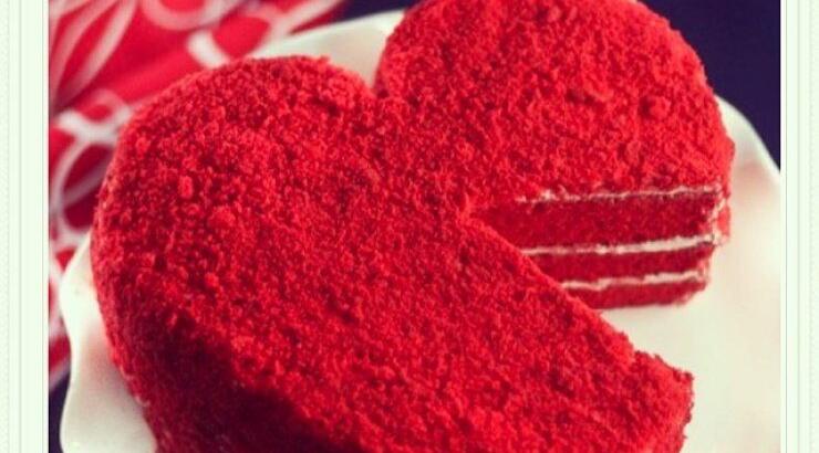 Ποια Ελληνίδα παρουσιάστρια έφαγε από αυτή την τούρτα;