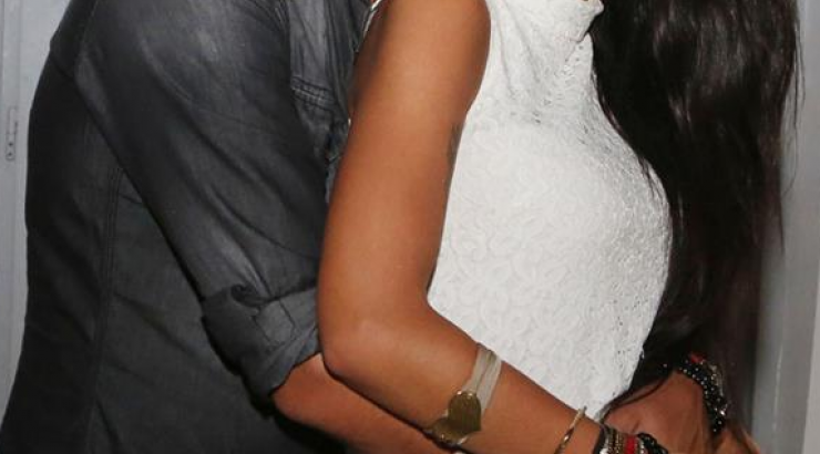 Σύζυγος επώνυμης Ελληνίδας αγκαλιά με άλλη!