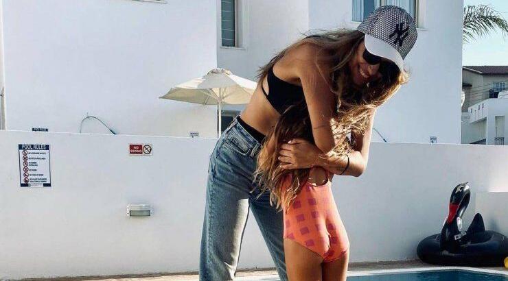 Κωνσταντίνα Ευριπίδου: Με matchy – matchy hair piece με την κόρη της Αριάδνη! [εικόνες]