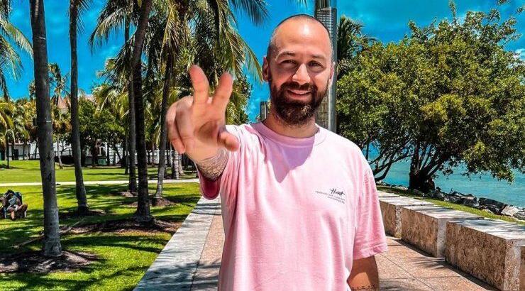 Κώστας Αναγνωστόπουλος: Είναι ζευγάρι με εντυπωσιακή ξανθιά τραγουδίστρια [βίντεο]