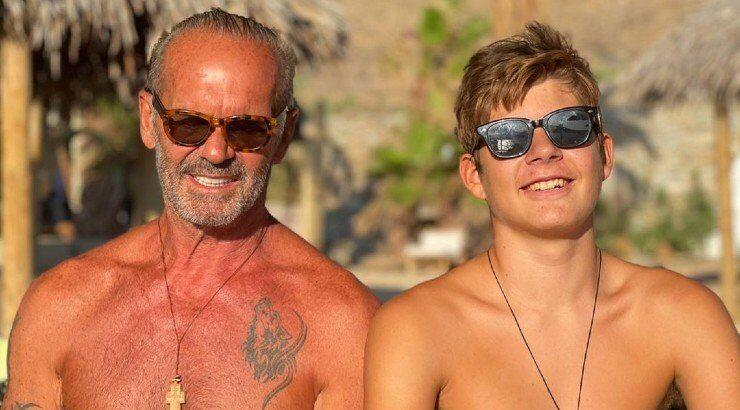 Πέτρος Κωστόπουλος: Βόλτα στα στενά της Μυκόνου με τον έφηβο γιο του, Μάξιμο [εικόνες]