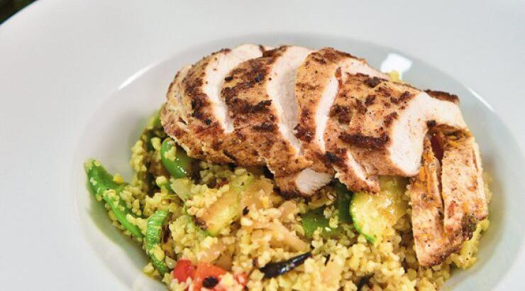 Κοτόπουλο παναρισμένο με μπαχαρικά σερβιρισμένο με πλιγούρι με ψητά λαχανικά