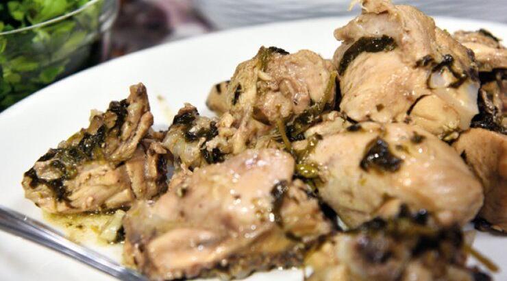 Κοτόπουλο στην κατσαρόλα με κρεμμύδι και σκόρδο