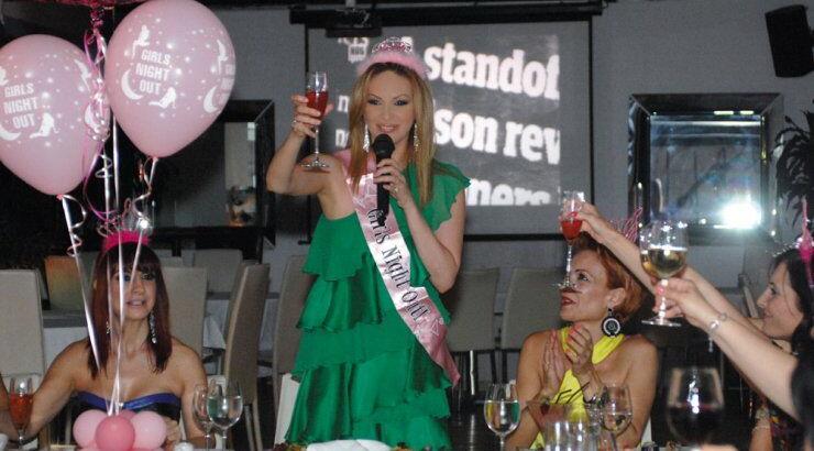 Γιώτα Κουφαλίδου: Αποκλειστικές φωτογραφίες από το hens party της λίγο πριν να ανέβει τα σκαλιά της εκκλησίας