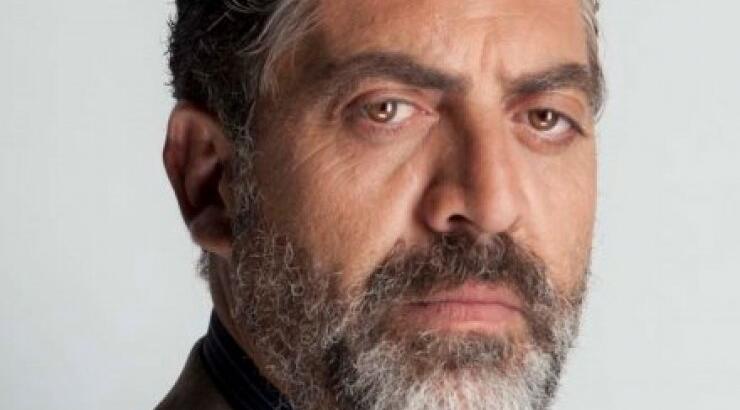 Άγνωστη “άρπαξε” στην Λήδρας τον Κούλλη Νικολάου και τον φίλησε στο στόμα! [βίντεο]