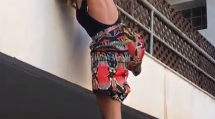 Κύπρια socialite κλειδώθηκε έξω και προσπάθησε να σκαρφαλώσει από το μπαλκόνι!