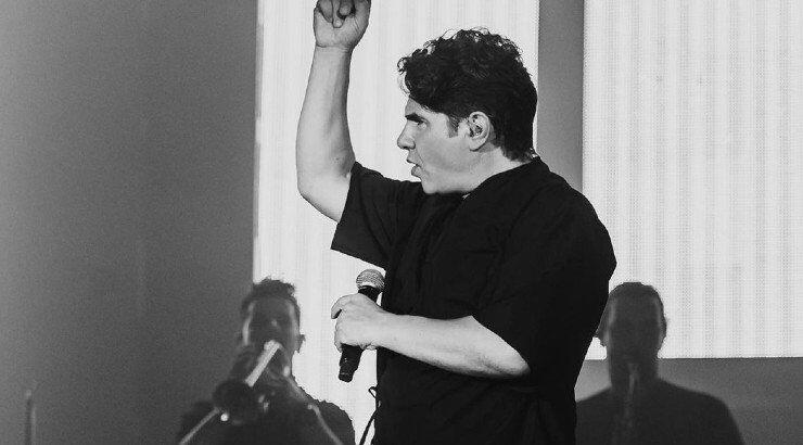 Πιάστηκαν στα χέρια σε εμφάνιση του Νίκου Κουρκούλη! 