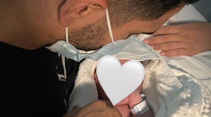 Ιωάννης Κούσουλος: Απογευματινή βόλτα με τον νεογέννητο γιο του [εικόνα]