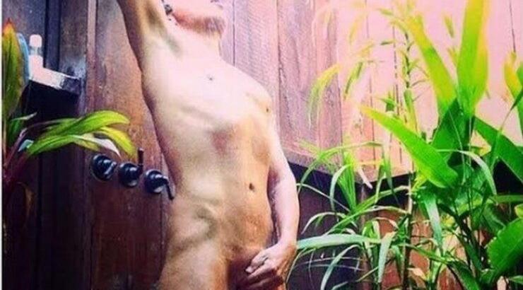 Πασίγνωστος Έλληνας celebrity ποζάρει γυμνός στο ντουζ!