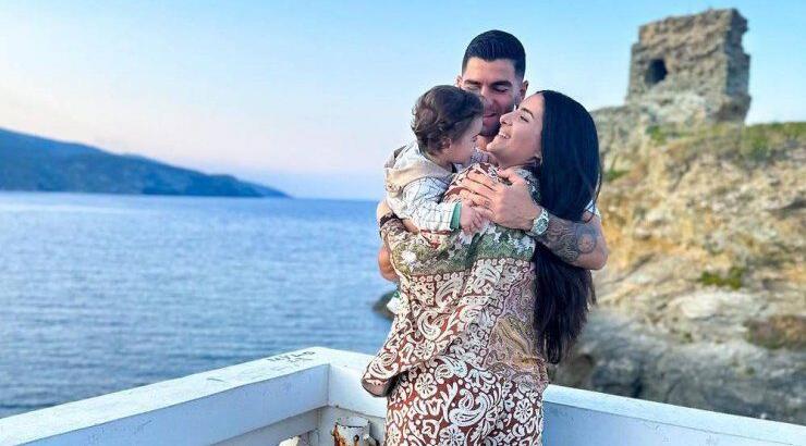 Ιωάννης Κούσουλος – Ντορίνα Αντωνίου: Διακοπές στην Άνδρο με τον ενός έτους γιο τους [εικόνες]