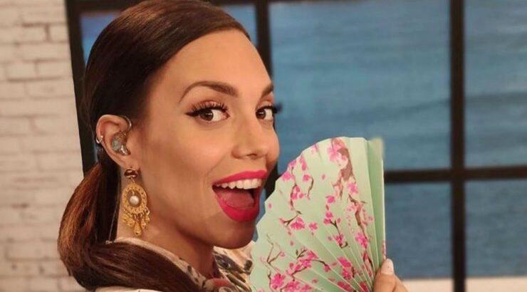 Κρυσταλλία: Ποζάρει έχοντας αγκαλιά τον νεογέννητο γιο της ντυμένο ως Άγιο Βασίλη [εικόνες]