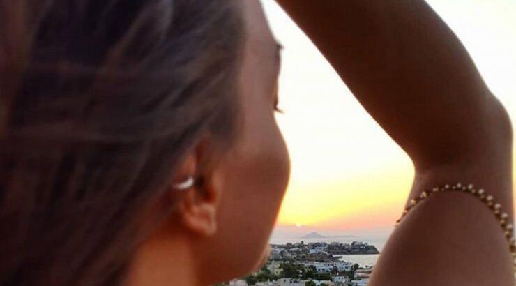 Sexy Ελληνίδα τραγουδίστρια ανεβαίνει τα σκαλιά της εκκλησίας το καλοκαίρι και το μάθαμε τώρα