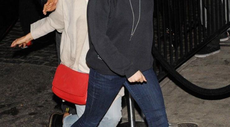 Τι μήνυμα στέλνει η Kristen Stewart με το μπλουζάκι της; [εικόνες]