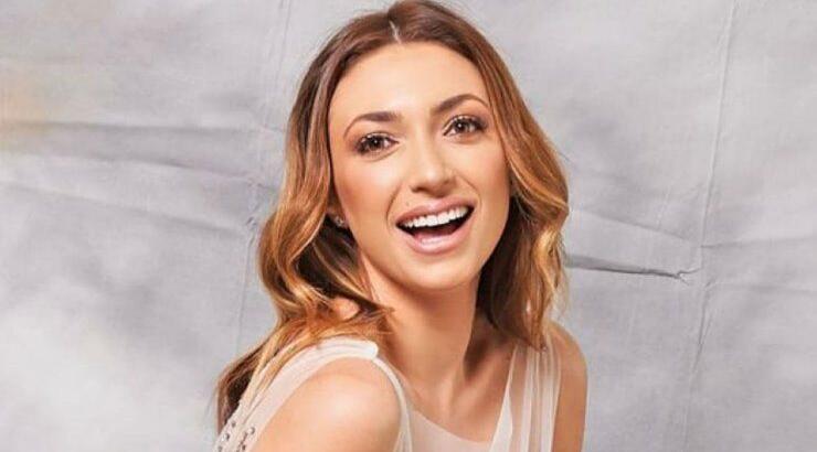 Κρίστυ Παπαδοπούλου: Μας βάζει στο σαλόνι του σπιτιού της στολίζοντας το δέντρο με το μέλλοντα σύζυγό της!