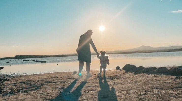 Δείτε ποια επώνυμη Κύπρια πέταξε χαρταετό από τώρα με την κόρη της [εικόνες]