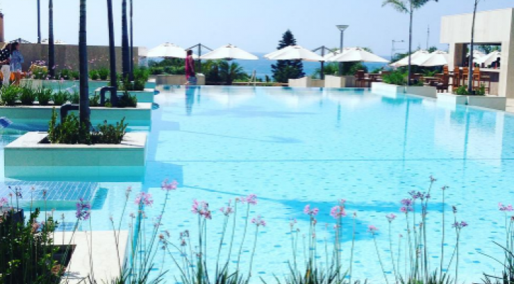 Ποια επώνυμη Κύπρια απολαμβάνει αυτή την πανέμορφη θέα;