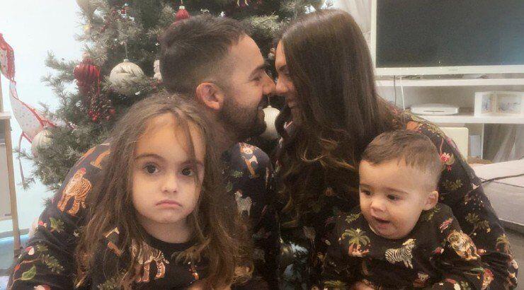 Κρίστη Αγαπίου: Απαθανάτισε τον σύζυγό της να διαβάζει παραμύθι στα παιδιά τους με ασορτί πιτζάμες