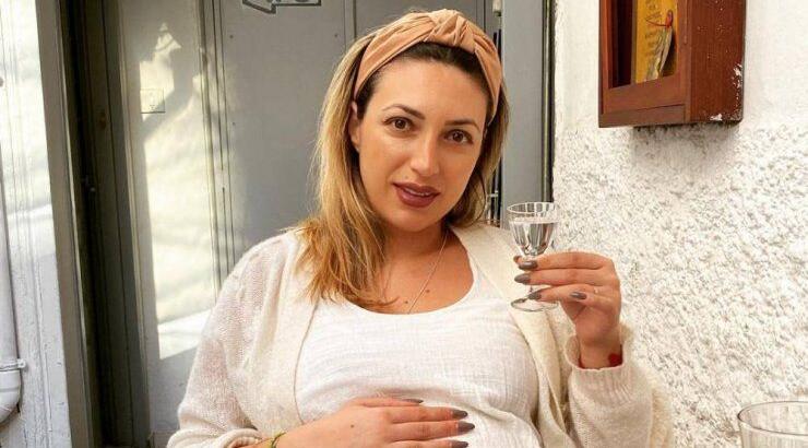 Κρίστυ Παπαδοπούλου: Ποζάρει με τον σύντροφό της μπροστά στον καθρέφτη και μας δείχνει τη φουσκωμένη της κοιλίτσα