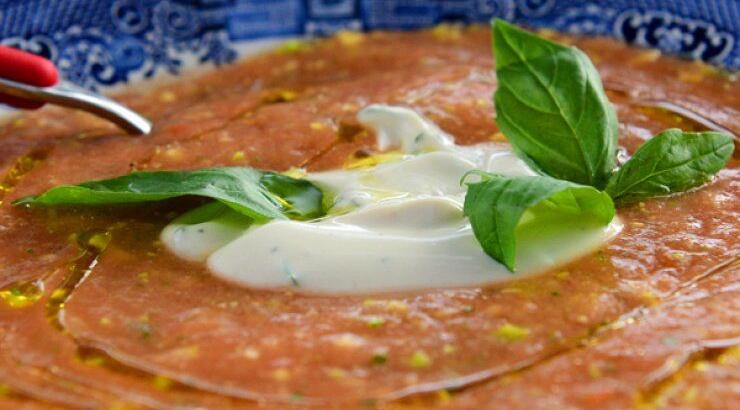 Κρύα ντοματόσουπα με αβοκάντο και γιαούρτι