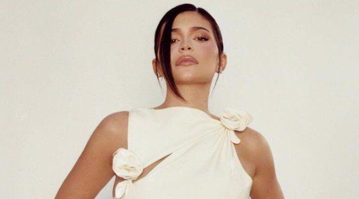 Kylie Jenner: Μοιράστηκε την πρώτη φωτογραφία του δύο μηνών γιου της στην αγκαλιά του συντρόφου της