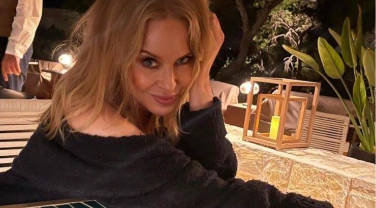 Kylie Minogue: Βρίσκεται στην Ελλάδα και απολαμβάνει το μπάνιο της στη θάλασσα [εικόνες]