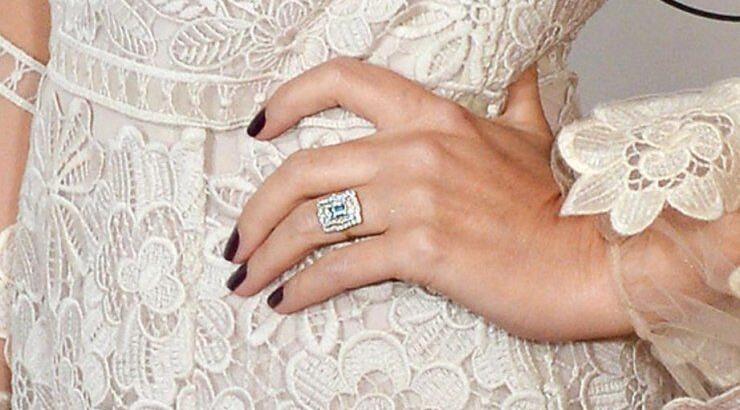 Πασίγνωστη τραγουδίστρια παντρεύτηκε στην Ελλάδα και δεν το πήρε είδηση κανείς!