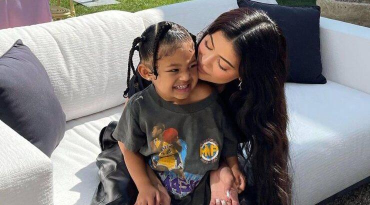 Kylie Jenner: Δεν φαντάζεστε τι αφήνει την κόρη της να κάνει κάθε πρωί! [βίντεο]