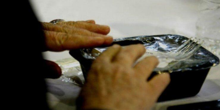 Άποροι Κύπριοι στην Ελλάδα πήγαν με φαγητό στο σπίτι τους 