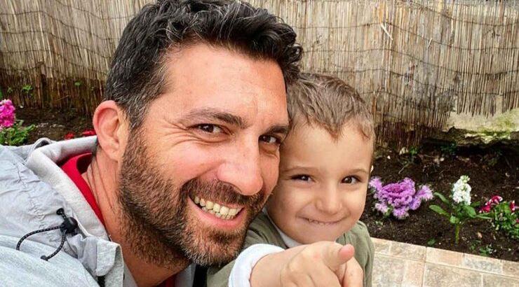 Κυριάκος Πελεκάνος: Ο μικρός Κρίστιαν παίζει μπάσκετ στο σαλόνι του σπιτιού τους! [βίντεο]