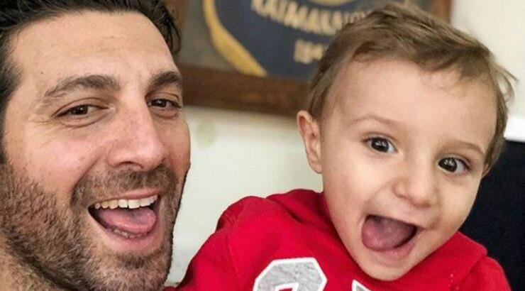 Λιώσαμε! Δείτε το γιο του Κυριάκου Πελεκάνου να τον παρακολουθεί στην τηλεόραση 