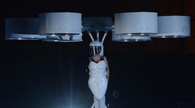 Lady Gaga: Φόρεσε το πρώτο ιπτάμενο φόρεμα 