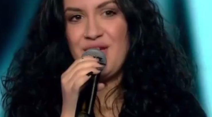 The Voice: Η Έλενα Παπαρίζου γονάτισε μπροστά από διαγωνιζόμενη για να τη διεκδικήσει! [βίντεο]