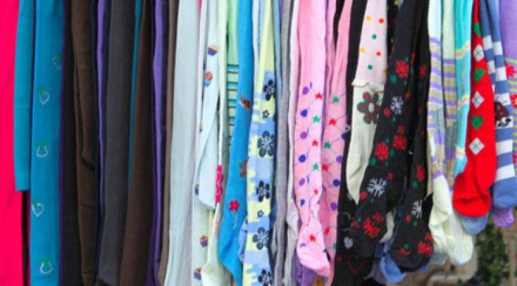 Διάσημη Ελληνίδα παρουσιάστρια αγοράζει ρούχα από τη λαϊκή!