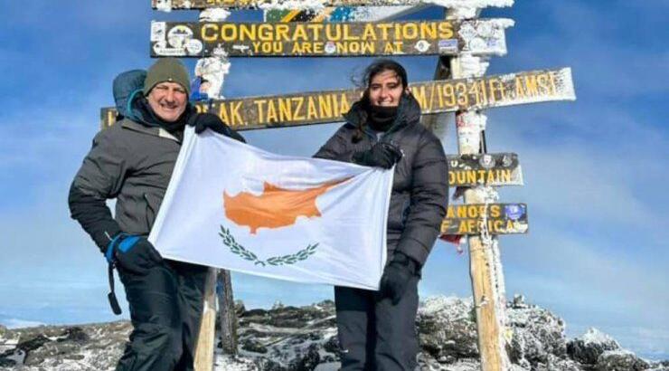 Γιώργος Λακκοτρύπης: Ανέβηκε με την κόρη του στο Κιλιμάντζαρο με την κυπριακή σημαία [εικόνες]