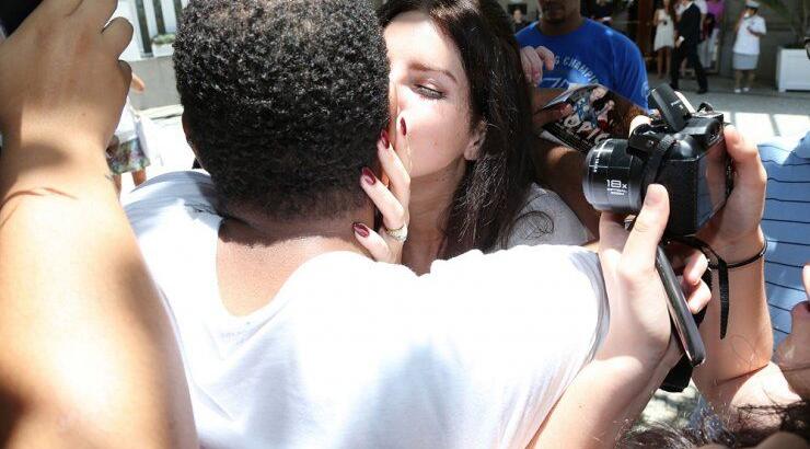 Lana Del Ray: Φιλιά στο στόμα με θαυμαστές της!