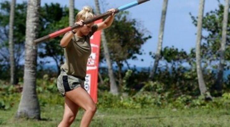 Η Λάουρα Νάργες επιστρέφει στην Ελλάδα με ένα look που θα "σοκάρει"!