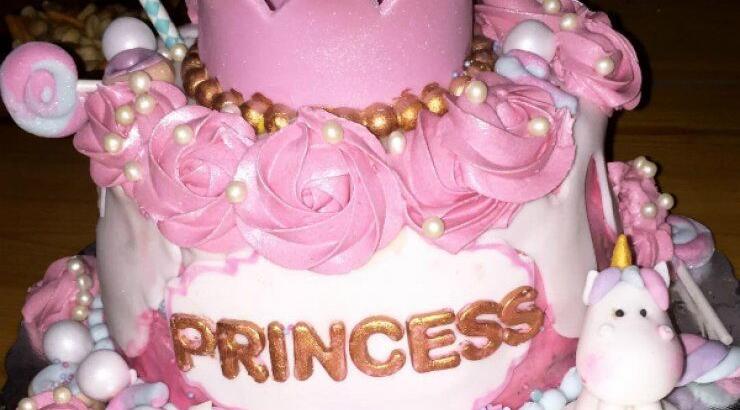 Η έκπληξη για τα γενέθλια επώνυμης Ελληνίδας και η τούρτα υπερπαραγωγή! [βίντεο]