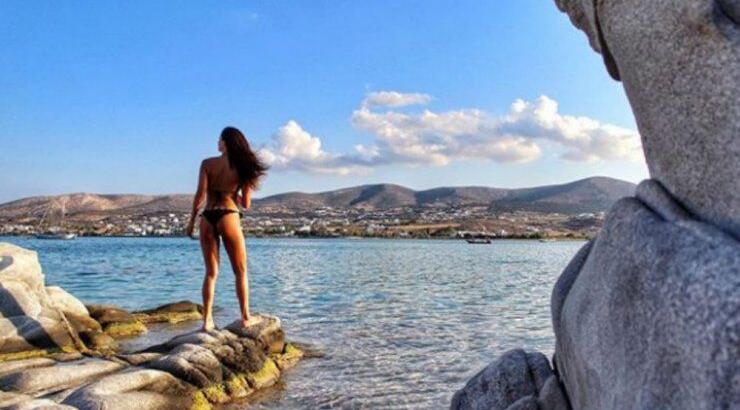 Επώνυμη Ελληνίδα ποζάρει με μπικίνι στον έβδομο μήνα της εγκυμοσύνης της και μας δείχνει τους κοιλιακούς της!