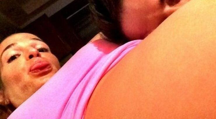 Ποζάρει με φουσκωμένη κοιλίτσα & αποκαλύπτει το φύλο του παιδιού