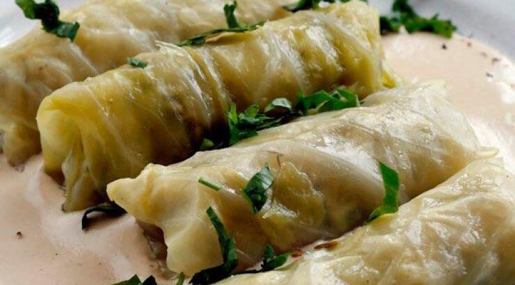 Λαχανοντολμάδες με κρέμα από ταχίνι