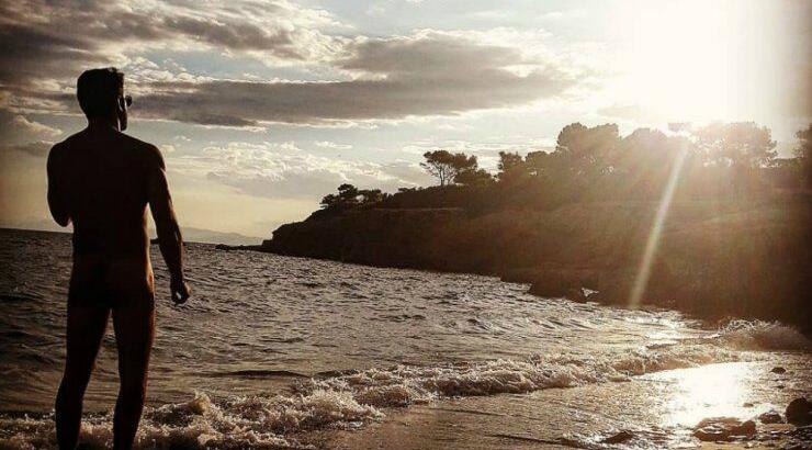 Ηθοποιός σε κυπριακή σειρά πόζαρε γυμνός στην παραλία! 