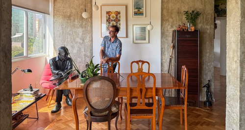 Ο γλύπτης Leo Santana ζει σε ένα διαμέρισμα γεμάτο τέχνη