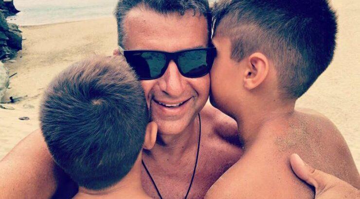 Ο Γιώργος Λιάγκας στην παραλία με τους γιους του! [εικόνες]