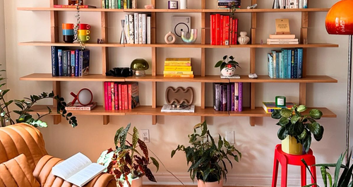 Πώς μια βιβλιοθήκη στο σαλόνι μπορεί να αναδείξει την προσωπικότητά σας