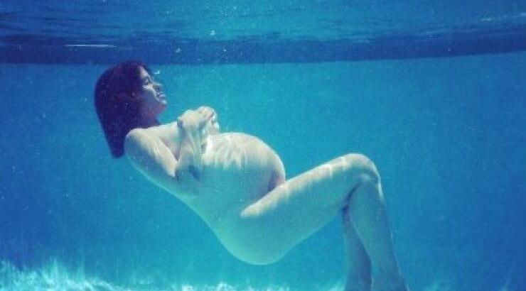 Τρέλανε το διαδίκτυο η διάσημη τραγουδίστρια! Πόζαρε γυμνή στο νερό με φουσκωμένη κοιλίτσα