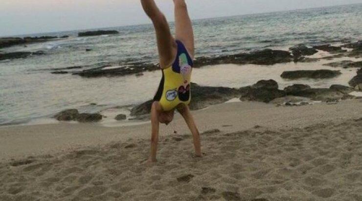 Απίστευτα ανοίγματα και κατακόρυφο από socialite  της Λεμεσού στις 6 το πρωί έξω από το πολυτελές εξοχικό της