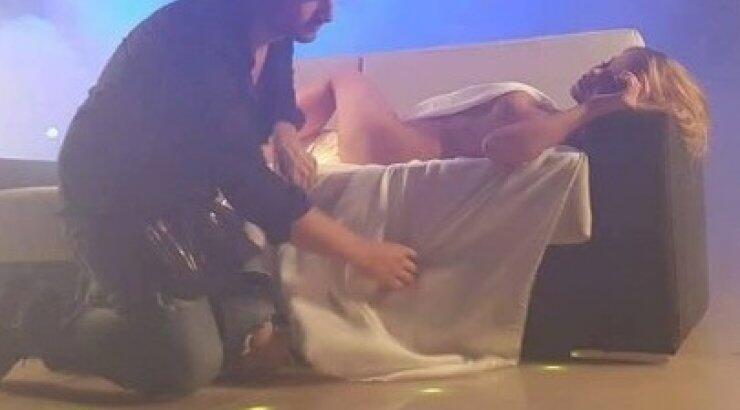 Πάθαμε πλάκα: 26χρονη Κύπρια τραγουδίστρια φωτογραφήθηκε ολόγυμνη για πρώτη φορά και προκάλεσε πανικό