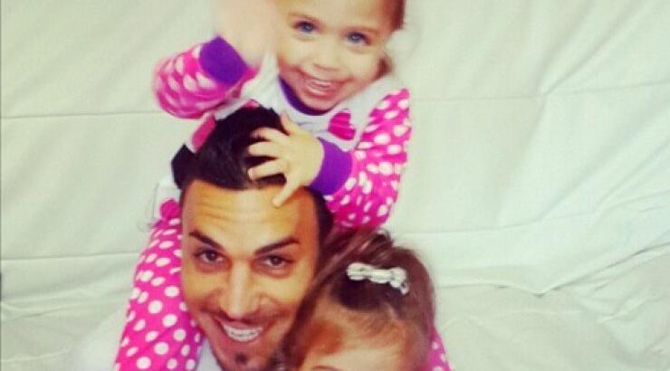 Kωνσταντίνος Χαραλαμπίδης: Η τρελή φωτογραφία με τις δίδυμες κορούλες του